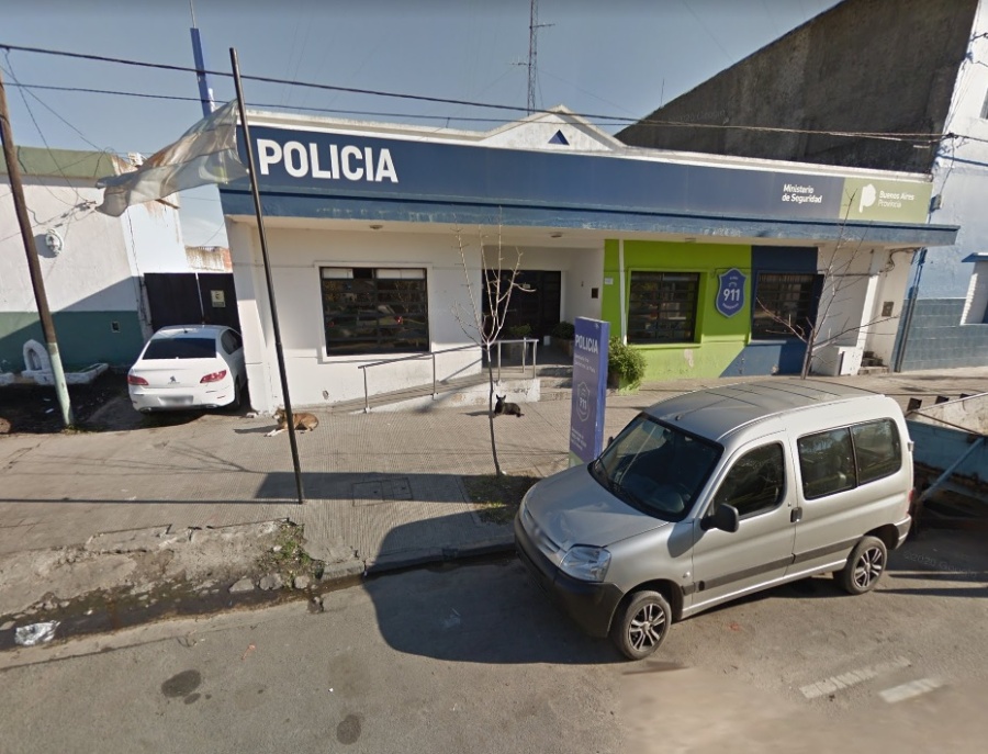 Caminaba junto a su hija por 60 y 148 y fue brutalmente asaltada por motochorros en 15 segundos