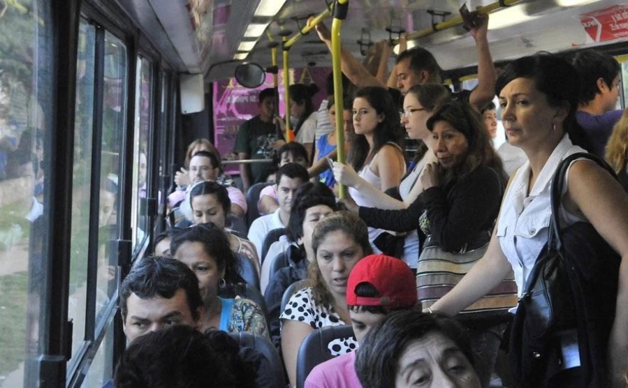 Se enamoró de una joven en un colectivo, no le habló por ”cagón” y lanzó una búsqueda viral: ”Tenía una sonrisa preciosa”