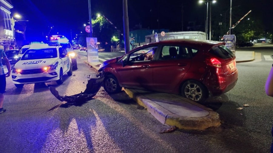 Accidente en La Plata: Un auto impactó contra un semáforo en 1 y 44