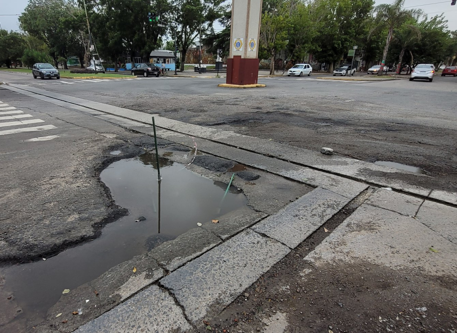 En 60 y 137 pegaron el grito en el cielo por los baches y el estado de las veredas