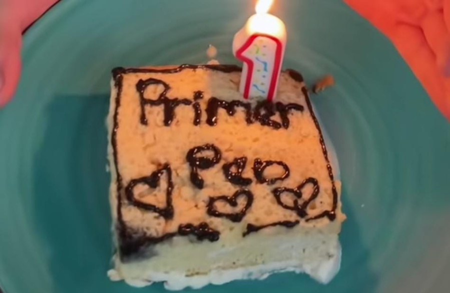 A su novia se le escapó su primer gas frente a él y decidió hacerle una torta para festejarlo: ”Es el indicado”