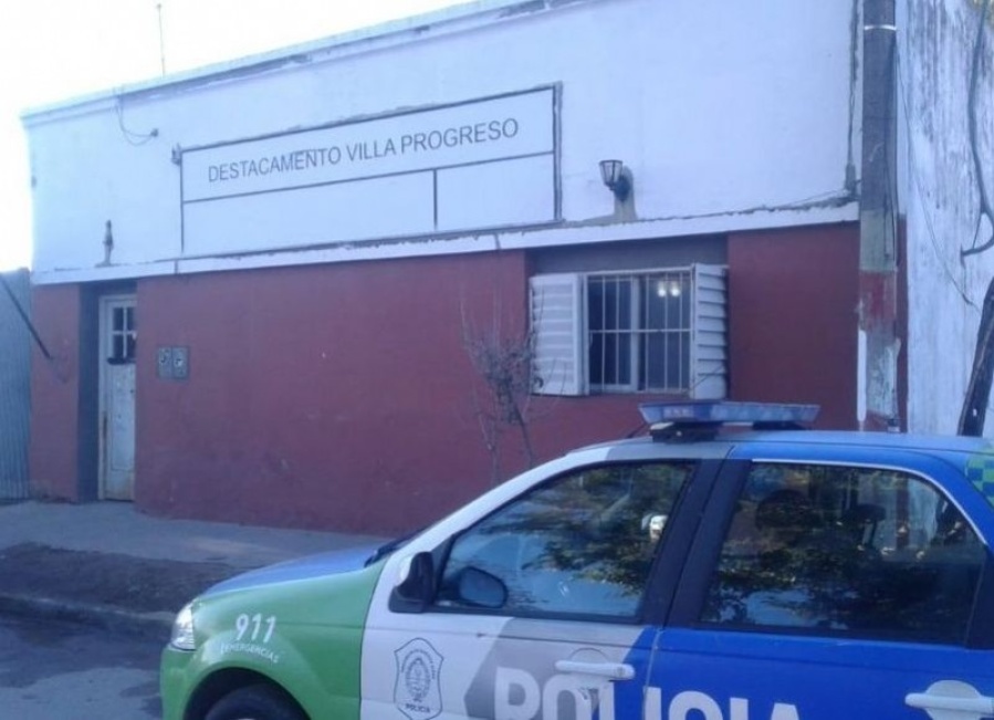 Peluquero de Berisso invitó a su casa a una joven ecuatoriana, le pidió que se saque la ropa y la grabó a escondidas desnuda