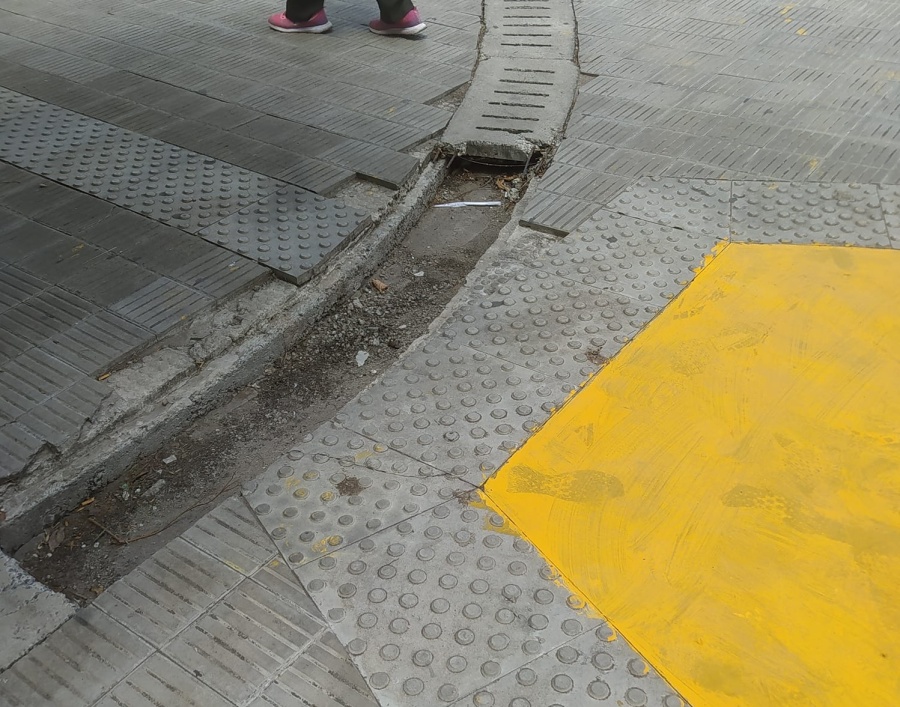 En Los Hornos reclamaron por la reparación de la vereda en la esquina de 64 y 137