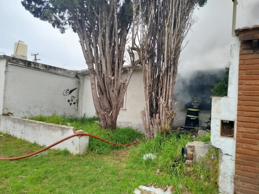 Vecinos de San Carlos viven preocupados por un hombre que golpea cosas e inicia fuegos