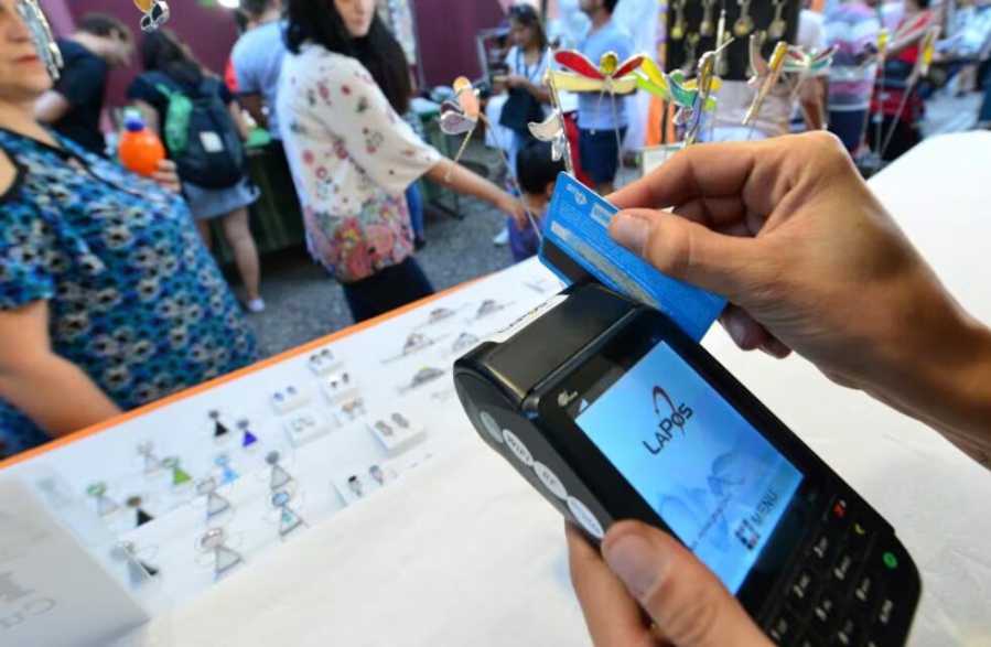 Entró en vigencia la habilitación a los comercios para aceptar pagos en dólares con tarjeta de débito