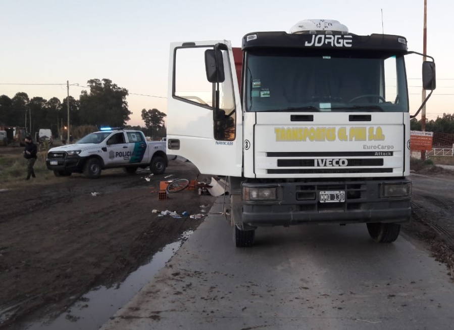 Murió un ciclista en La Plata tras ser arrollado por un camión