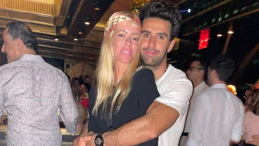 Las fotos mimosas de Nicole Neumann y su novio Manu Urcera en la cama