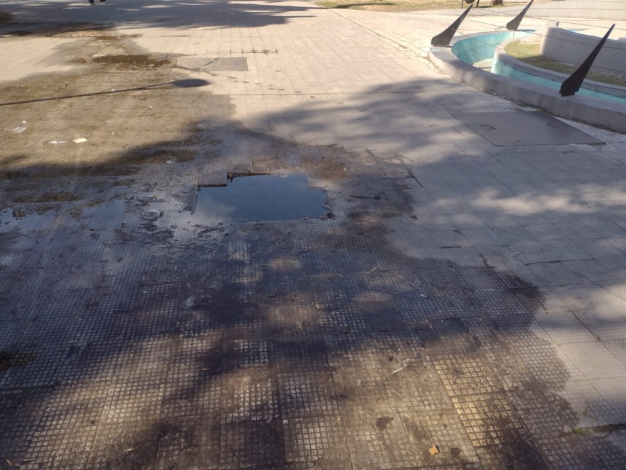 ”Hay que esquivarla para no resbalarse”: Denuncian una enorme pérdida de agua en Plaza Paso
