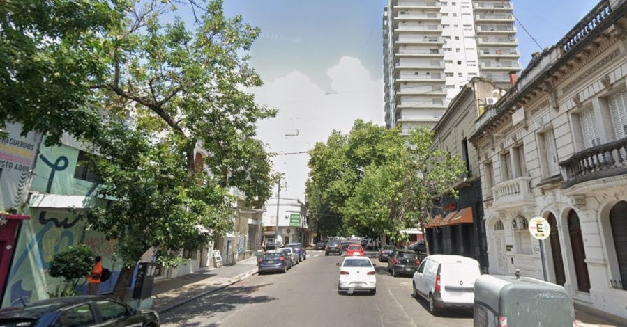 Brutal ataque a un joven en el centro de La Plata: le pidieron un cigarrillo y lo atacaron a cuchillazos para robarle