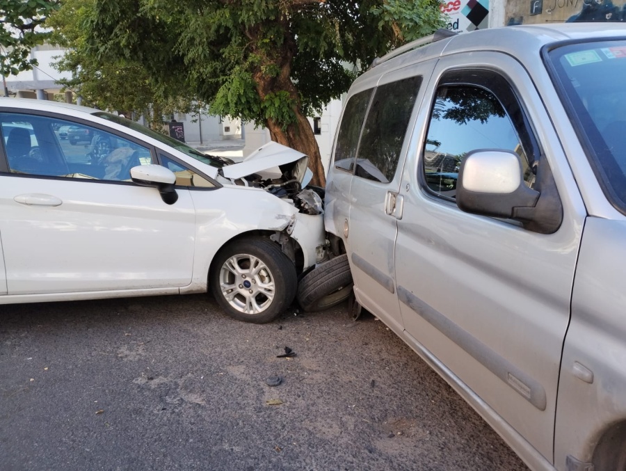 Esquivó un auto y chocó con otro en la esquina de 11 y 48: ”Estoy esperando la grúa desde las 12 de la noche”