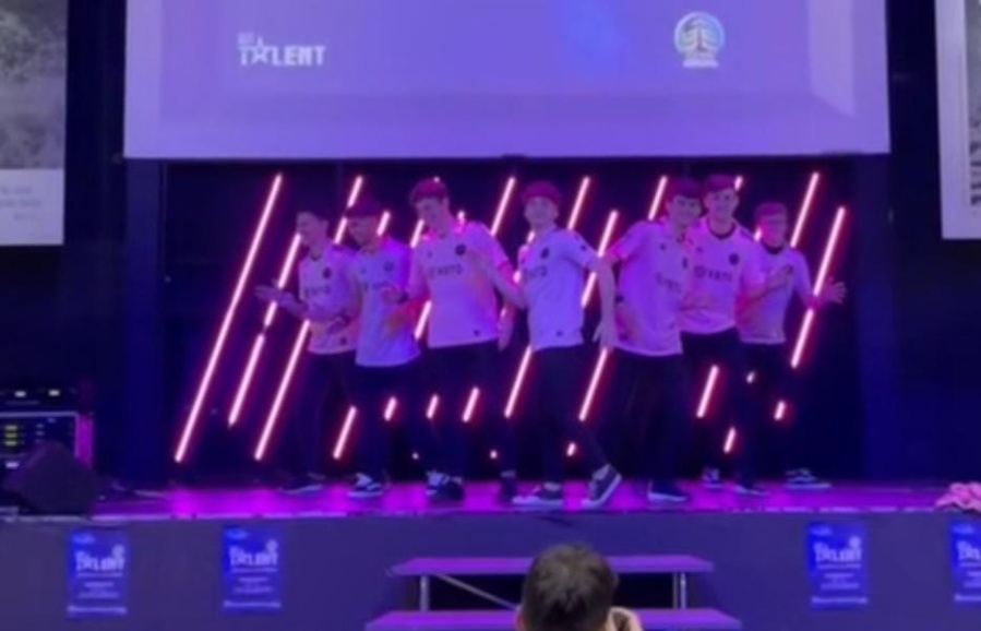 Realizaron un ”Got Talent” en la escuela por el Día de la Primavera y un grupo de alumnos brilló con la camiseta de Messi