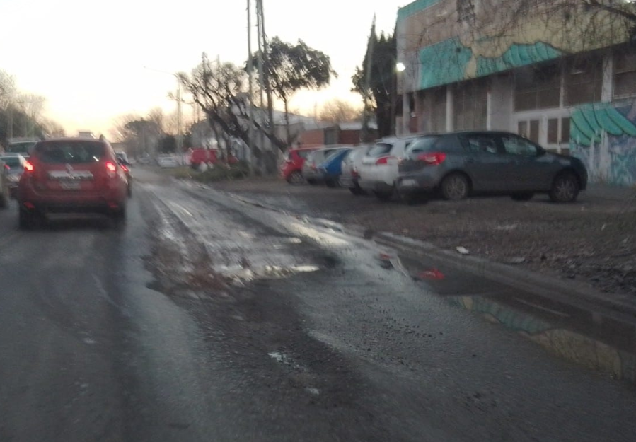 La preocupación de un vecino por un gran bache frente a una escuela de Los Hornos: ”Transitan camiones y hasta bicicletas”
