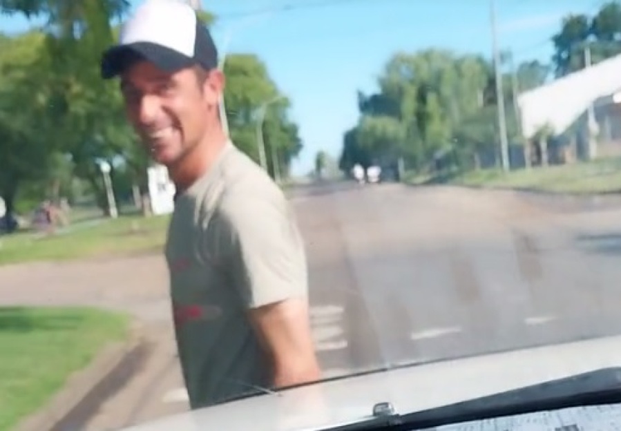 Creyó que tenía vacaciones, se topó con su jefe, le preguntó por qué no estaba trabajando y el malentendido se hizo viral