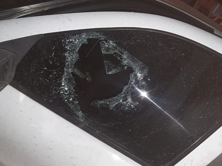 Rompió el vidrio de un auto para robar el estéreo y terminó detenido en Villa Elvira