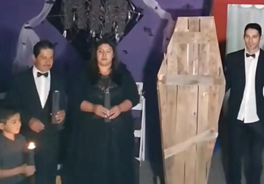 Festejó su cumpleaños de quince con la temática de ”Los locos Addams” y salió de un ataúd de madera