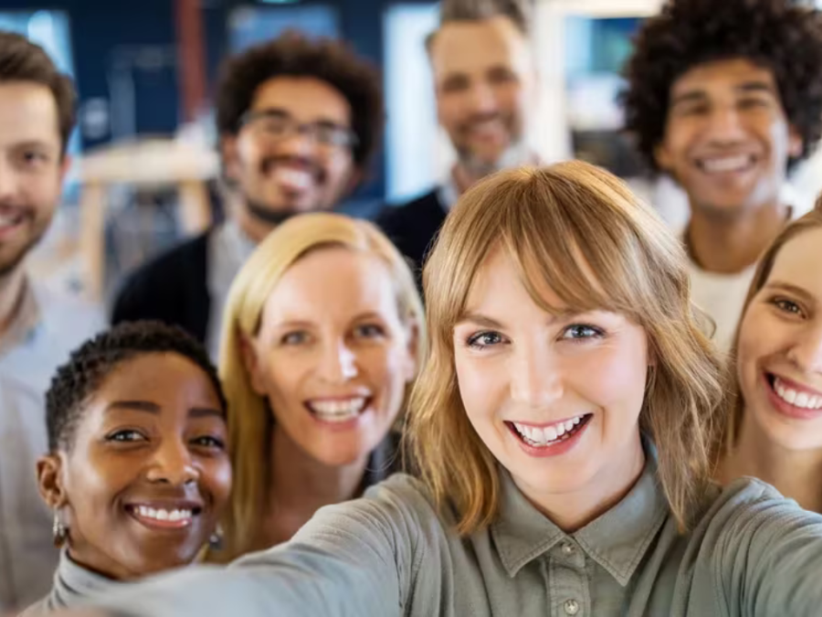 Una investigación definió cuales son las expresiones que manifiestan las personas al sacarse selfies