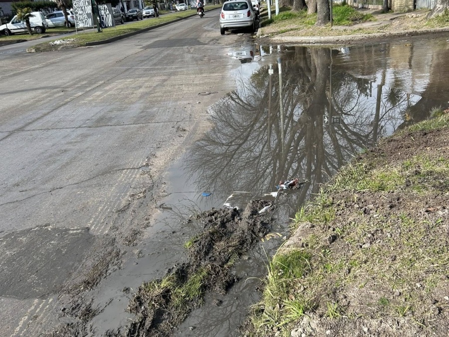 Crecen los reclamos por una pérdida de agua en 143 y 62
