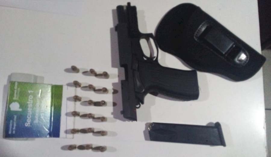 Un policía fue acusado de amenazar con un arma a un hombre en San Carlos