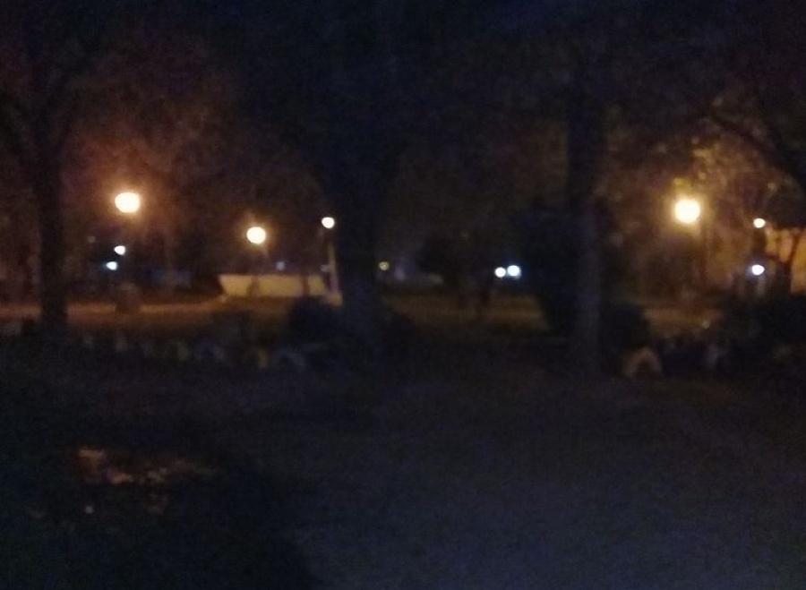 Vecinos de Los Hornos pidieron por mayor iluminación en la plaza de 61 y 154