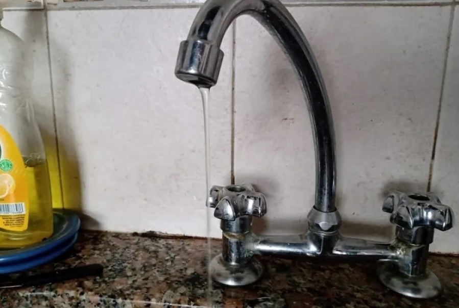 Una jubilada de City Bell se levanta de madrugada a cargar agua: ”Después no hay más”