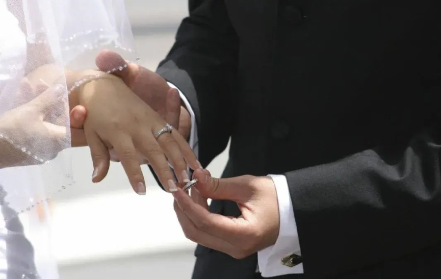 Su marido fue a su despedida de soltero, sus amigos le cortaron la ceja y la novia se indignó: ”Lo único que había pedido...”