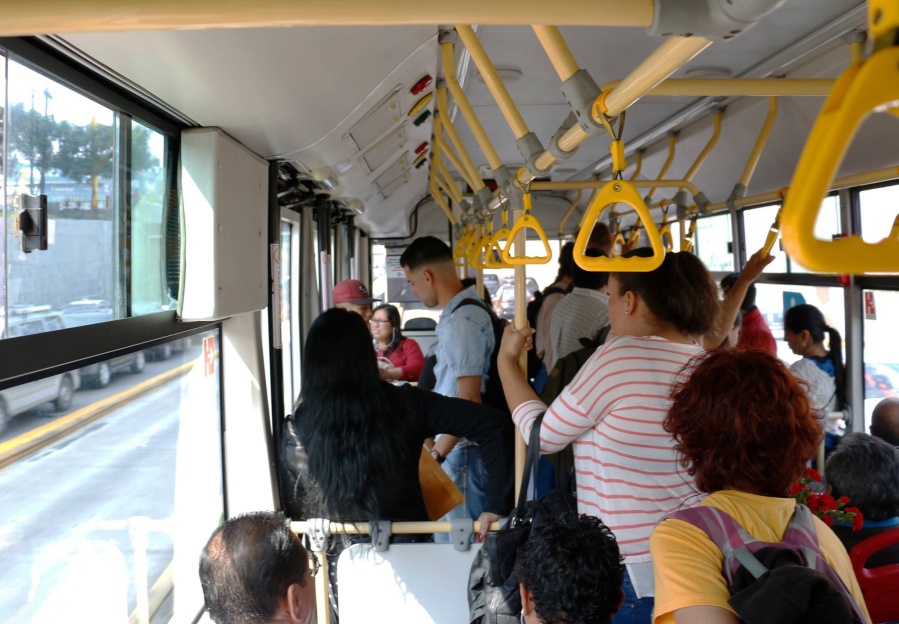 ¿Cuáles son las medidas que hay que tomar para protegerse de los gérmenes en el transporte público?