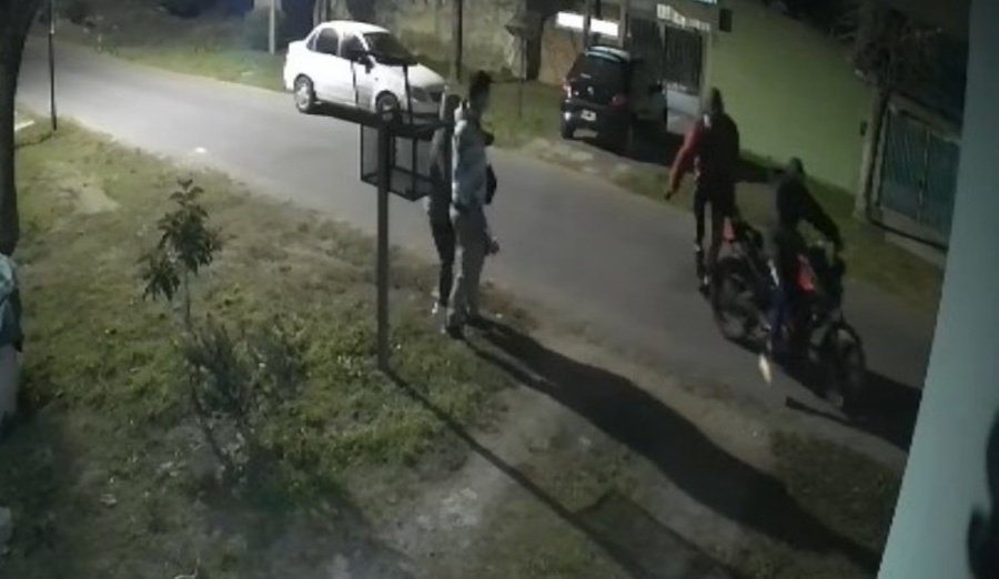Una pareja fue atacada y amenazada con un arma de fuego por dos motochorros en Altos de San Lorenzo
