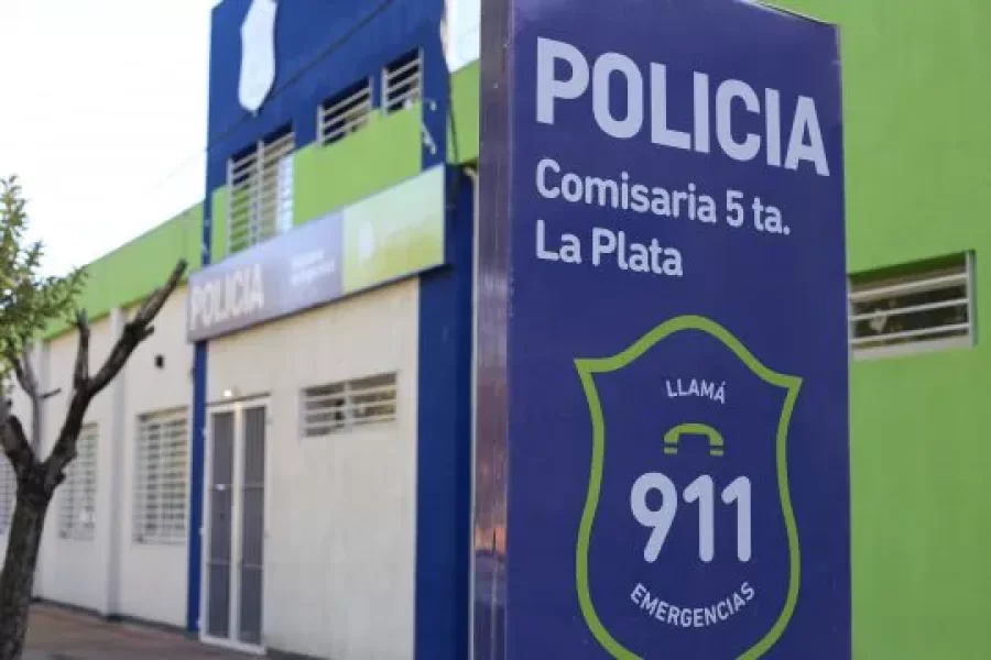 Policías fueron atacadas por un delincuente y lo detuvieron en un cajero de La Plata