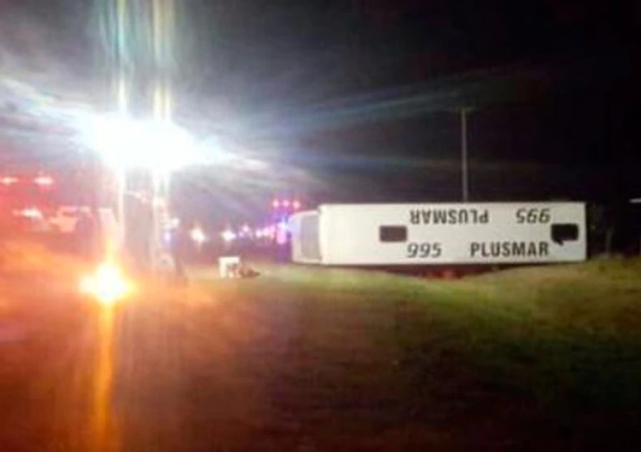 Volcó un micro de pasajeros en la Autovía 2 y hay víctimas fatales: investigan si el chofer se quedó dormido