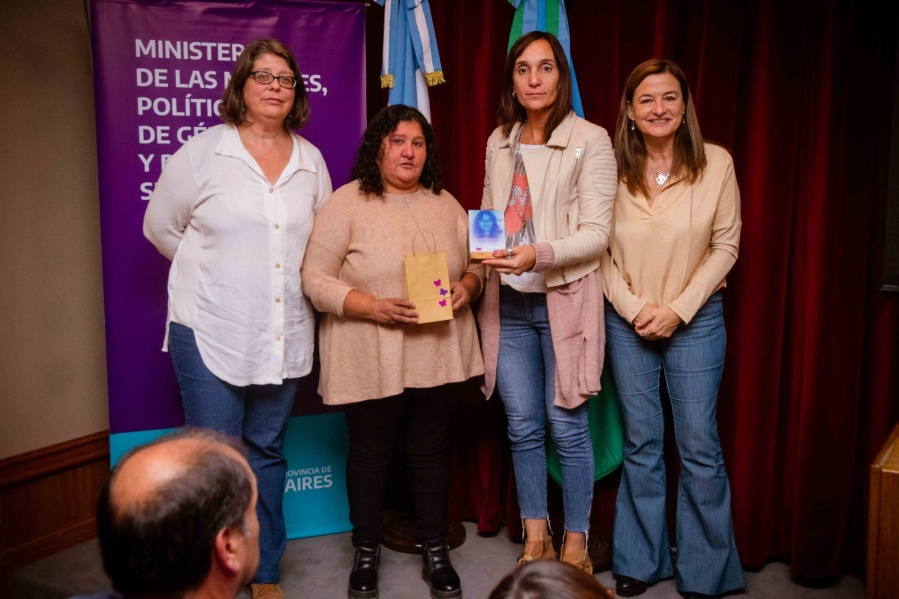 La mamá de Johana Ramallo entregó reconocimientos a todas las personas que colaboraron en la búsqueda de su hija