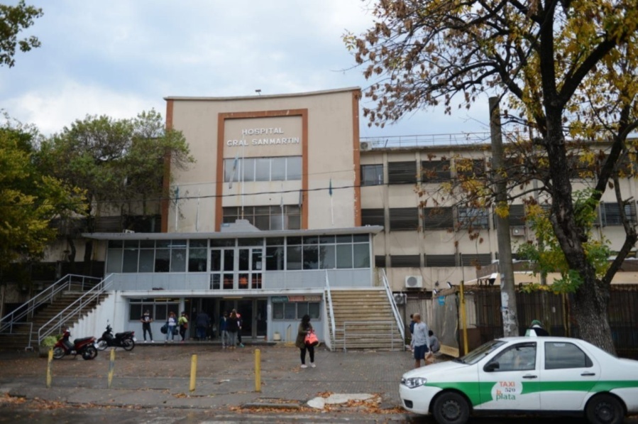 Es menor, merodeaba el Hospital San Martín con un arma de juguete y lo encontraron cuando intentaba desecharla