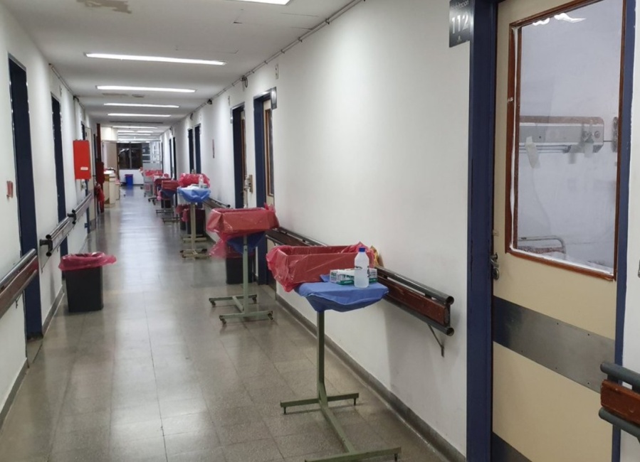 Lucha por su vida un vecino de Tolosa atacado brutalmente con un cuchillo: lo dejaron tirado en la vía pública