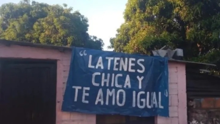 ”La tenés chica y te amo igual”: el cartel que revolucionó el barrio e hizo pasar vergüenza a su destinatario