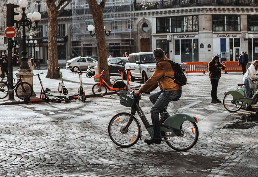 Para cuidar el medio ambiente, en Francia proponen dar 1.500 euros a los que cambien el auto por una bicicleta eléctrica