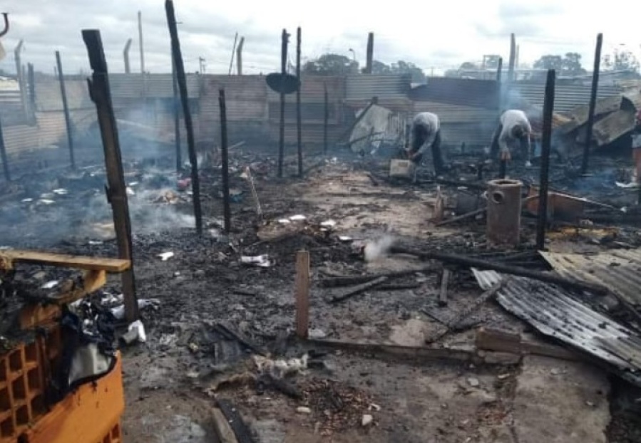 Una familia platense se quedó sin casa luego de un feroz incendio
