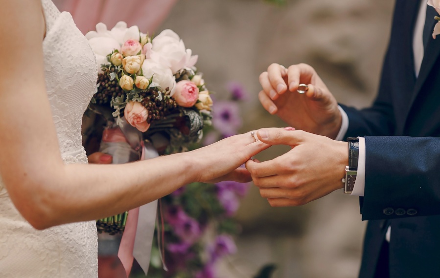 Le envió la tarjeta de boda a su amiga y ella no quiso ir porque la condición era que se asista sin niños