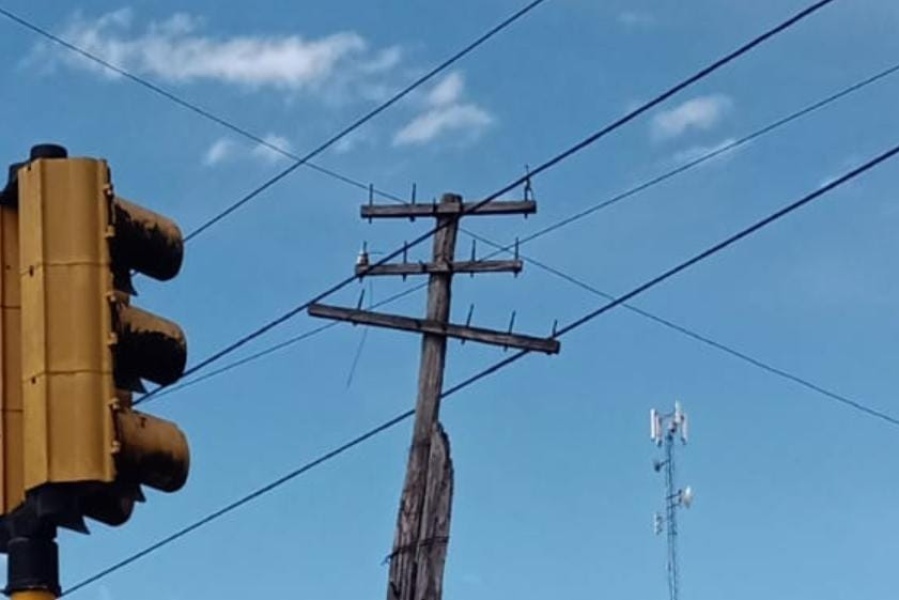 Vecinos de Ringuelet reclaman que se quebró un poste y lo arreglaron con alambres