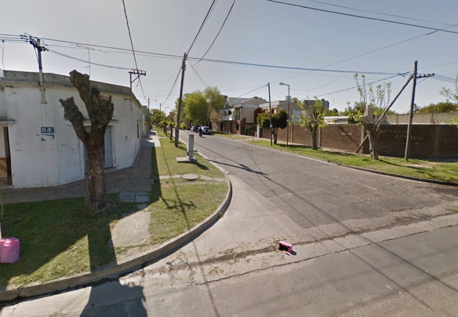 En Los Hornos denuncian que hay “un auto azul dando vueltas para robar”