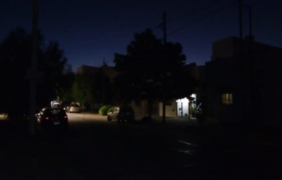 En Olmos reclamaron por fallas en el alumbrado público: ”Para salir o llegar a casa tenés que mirar para todos lados”