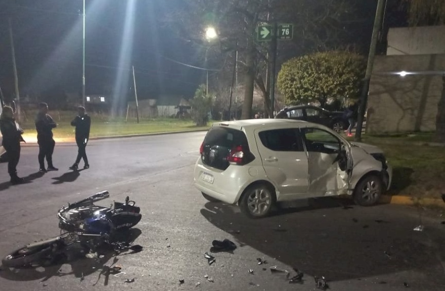 Un joven platense murió tras chocar con su moto en la esquina de 19 y 72