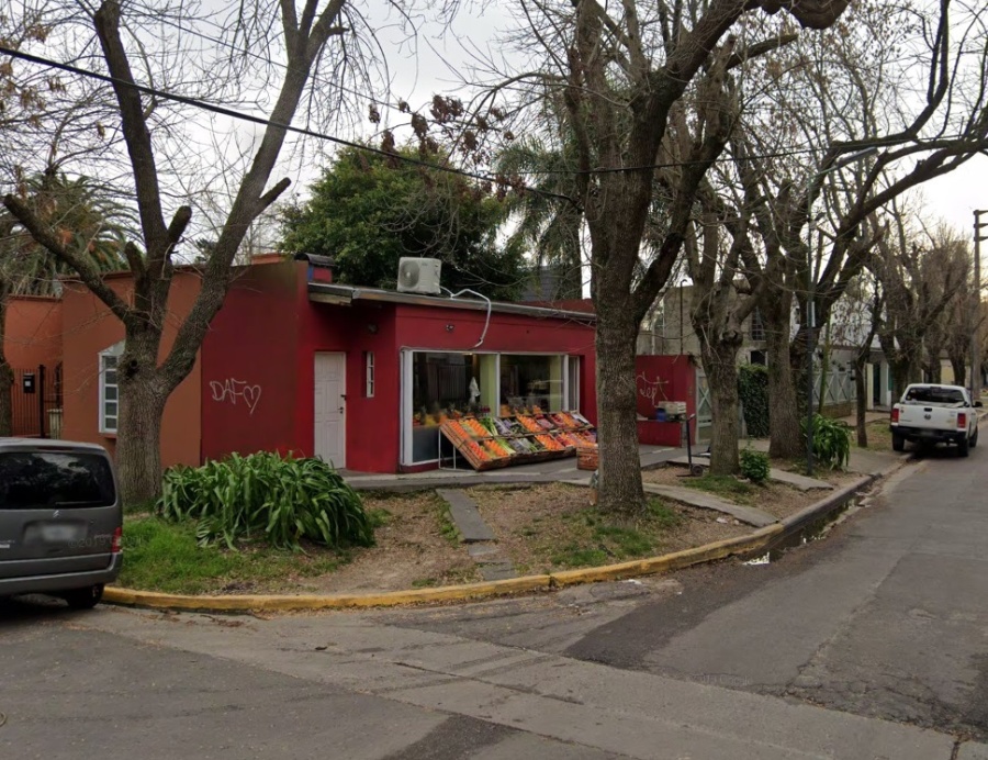 Hallaron desnuda a una joven frente a una verdulería de Gonnet