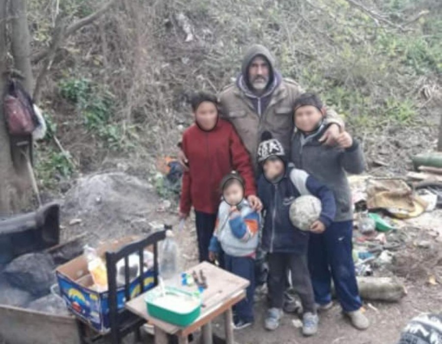 Una familia vive entre cartones en La Plata y necesita ayuda