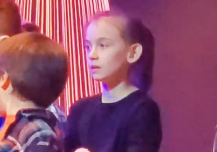 Una mamá le pidió a su hija que se ría en un acto escolar y la increíble reacción de la niña se hizo viral: ”Me asustó”