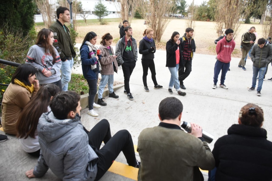 Uno de los jóvenes atacados a la salida de la Facultad de Psicología de la UNLP sufrió desprendimiento parcial de retina