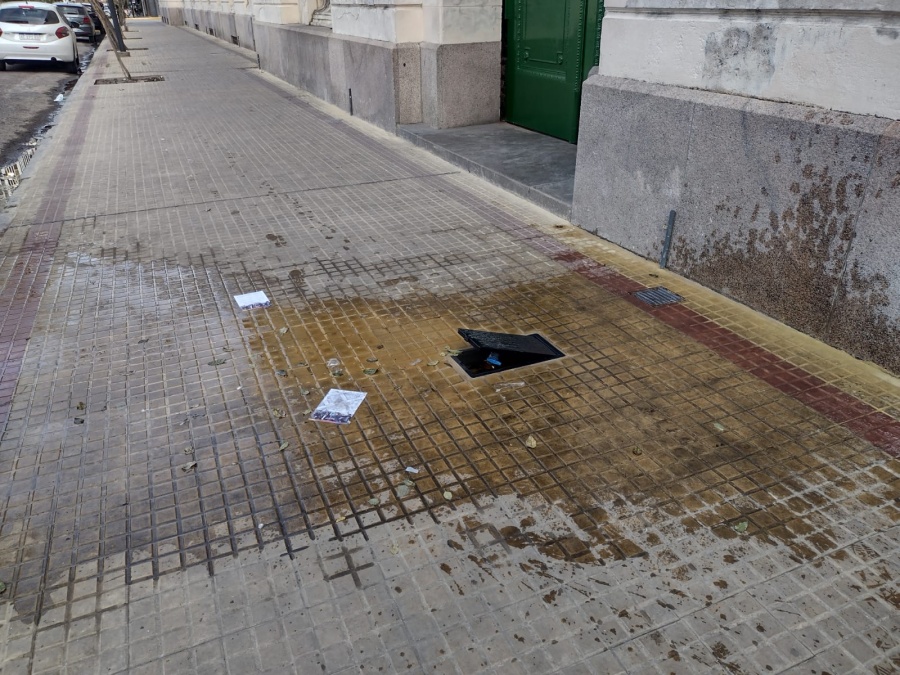 ”Va de la pared al cordón”: Denuncian una gran pérdida de agua en pleno centro de La Plata