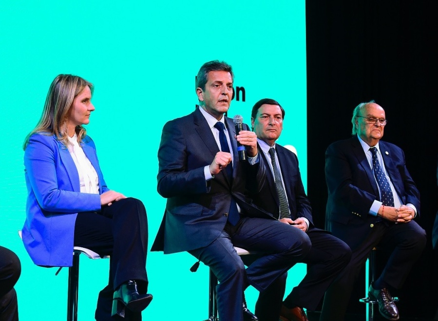 Massa negó su renuncia al Ministerio de Economía y dijo que el FMI había pedido 100% de devaluación