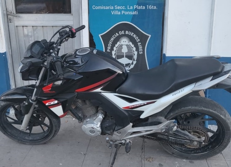 Quiso extorsionar a la víctima de un robo para devolverle la moto en Villa Elvira y terminó detenido