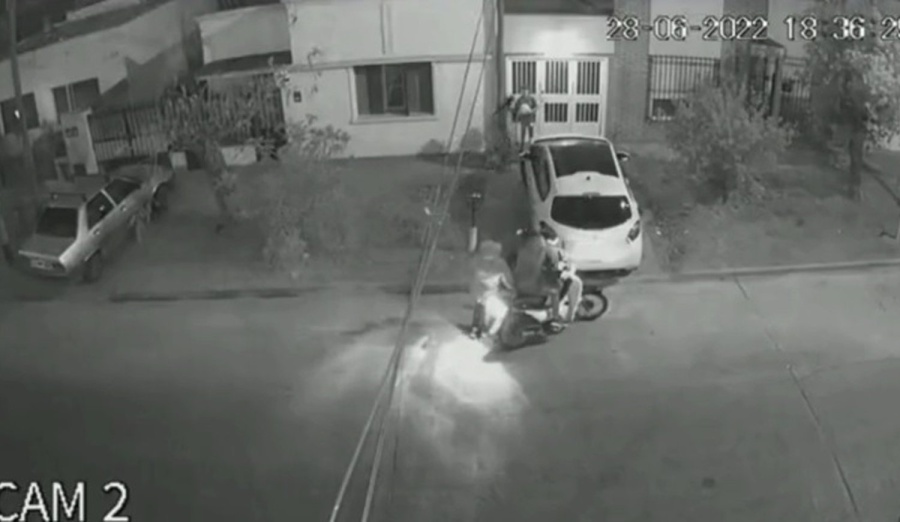 Ante la mirada de sus hijos, una mujer fue atacada por motochorros en Altos de San Lorenzo