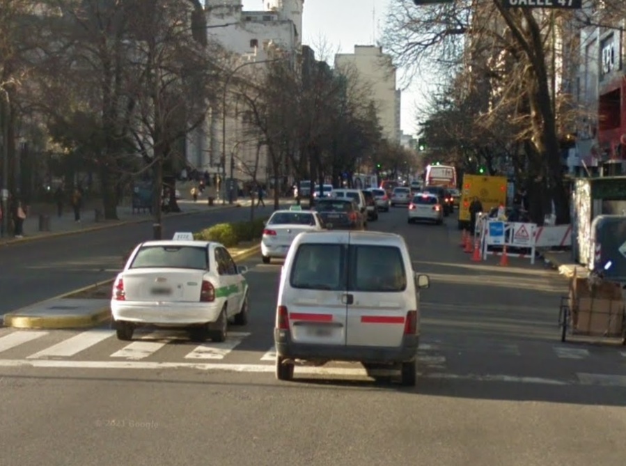 Una mujer golpeó y arrastró a una niña discapacitada en 7 y 47, y tuvo que intervenir la Policía