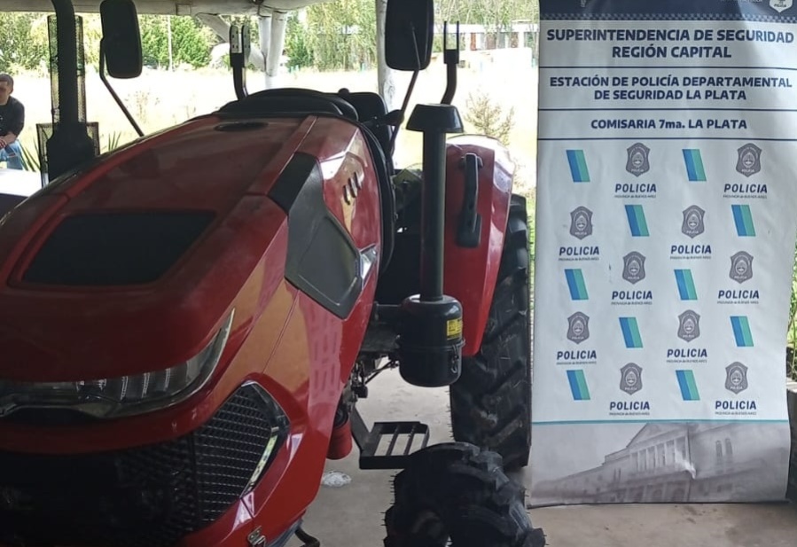 Robaron un tractor en Arturo Seguí, y cuando los encontraron dieron con varios vehículos más